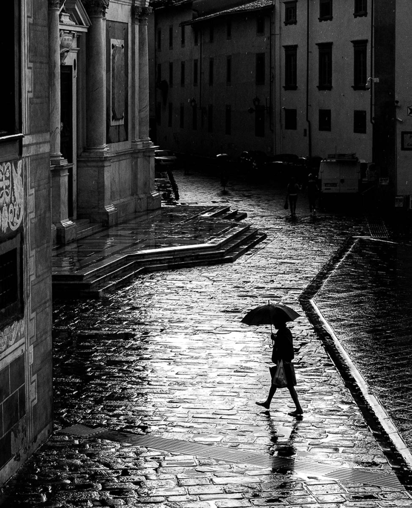 piove sul selciato